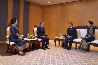 Lao National Assembly President Pays Courtesy Call on Thai King and Queen